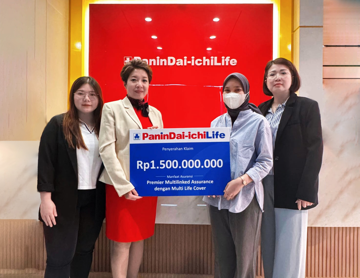 Penyerahan simbolis pembayaran klaim asuransi jiwa sebesar Rp1,5 miliar oleh Panin Dai-ichi Life kepada perwakilan ahli waris nasabah dalam seremoni pembayaran klaim di Medan, Sumatera Utara.